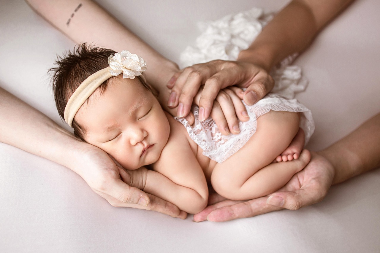 Wanneer mag een baby op een kussen slapen